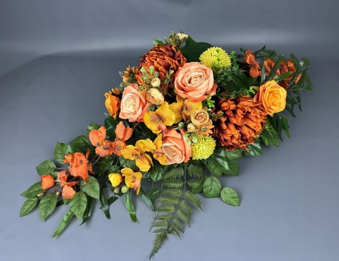 Elegantná ručne komponovaná dekorácia na hrob v žlto-oranžovej tonácii